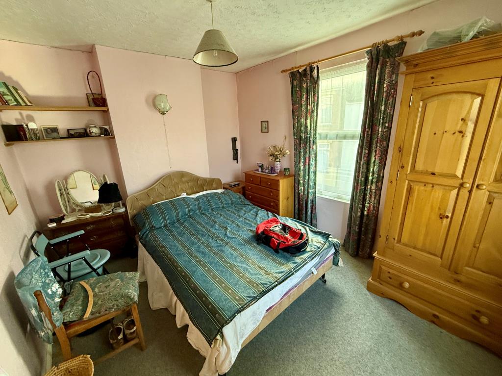 Lot: 141 - VACANT PAIR OF FLATS FOR REFURBISHMENT - Maisonette bedroom